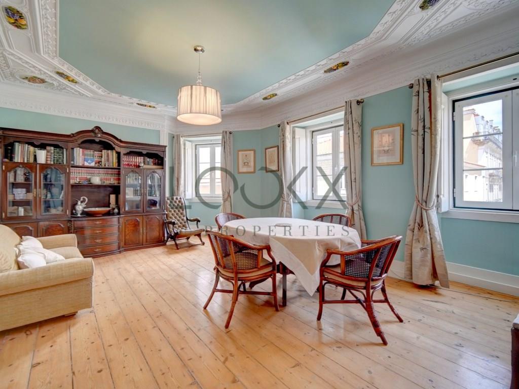 Apartamento Duplex T7, situado na Rua de São Bento