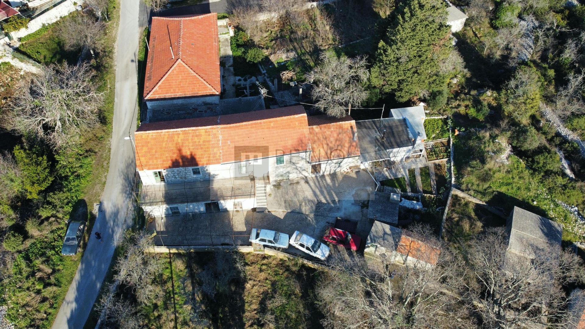 House with estate in the quiet village of Bogomolje on island ofHvar