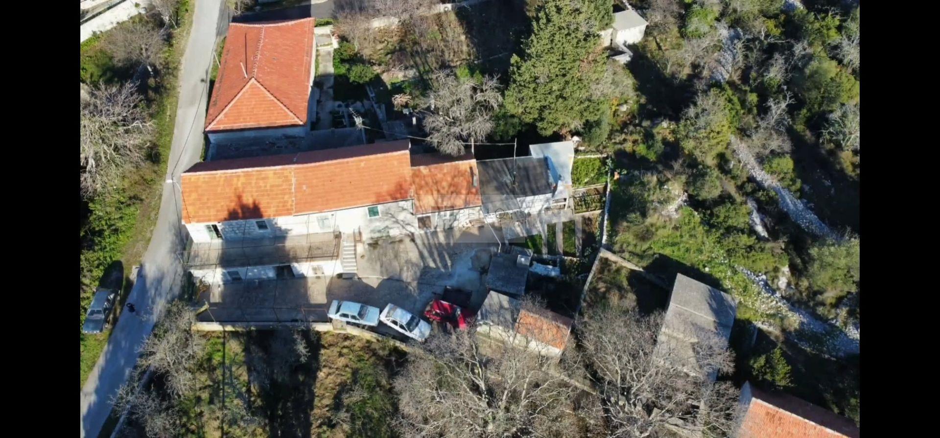 House with estate in the quiet village of Bogomolje on island ofHvar
