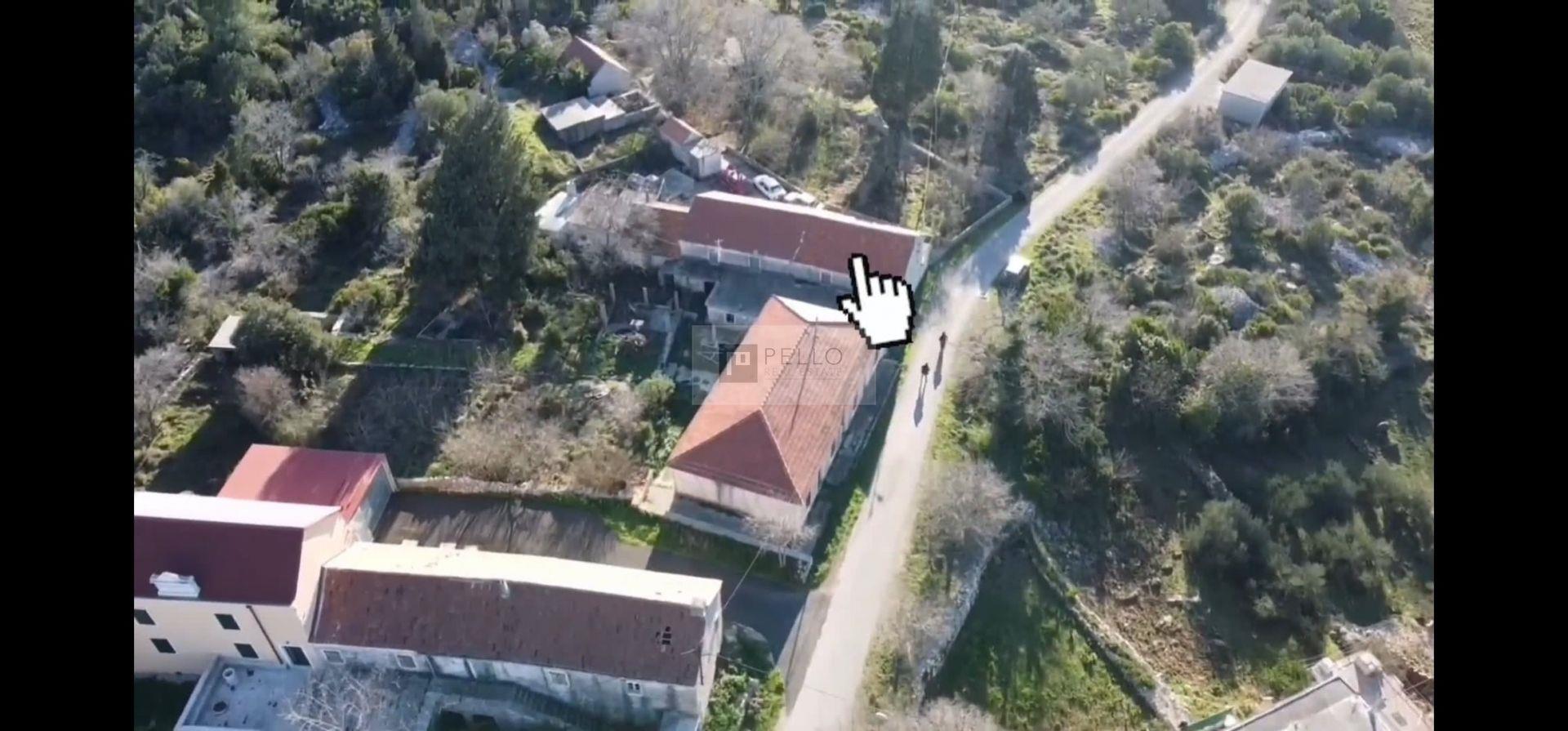House with estate in the quiet village of Bogomolje on island ofHvar