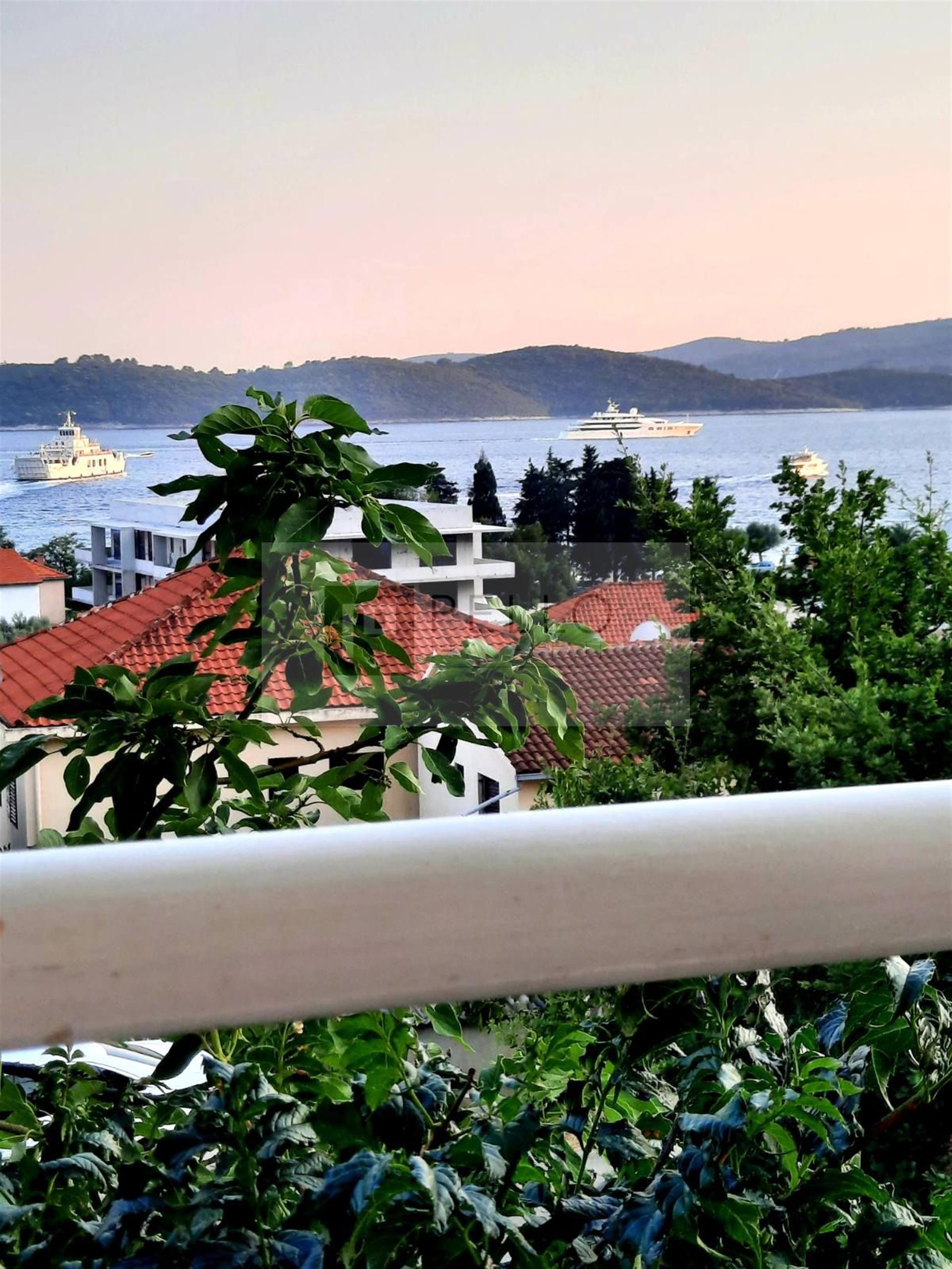 A house with a fabulous view of the sea and Korčula...