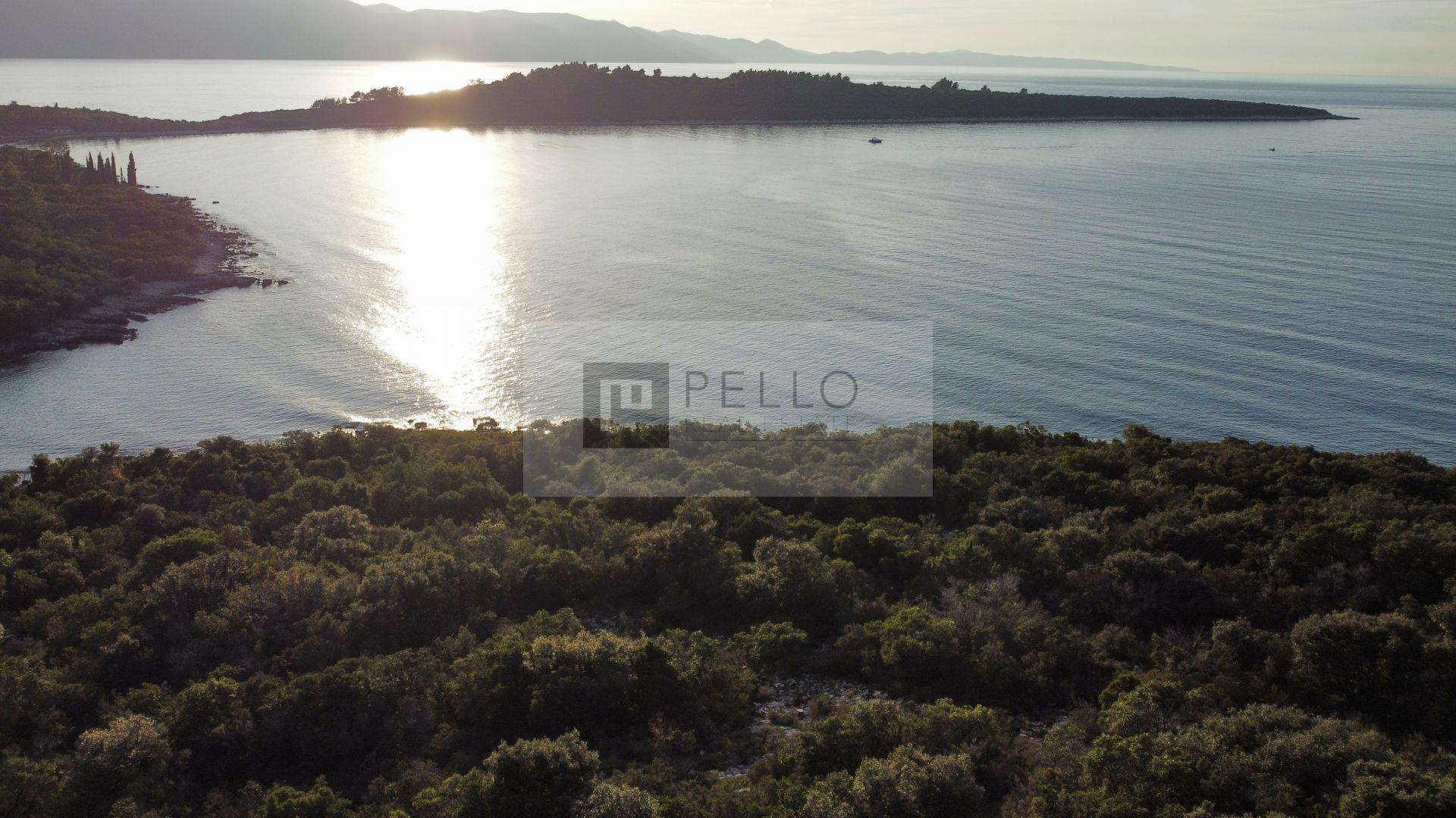 Building plot first row to the sea