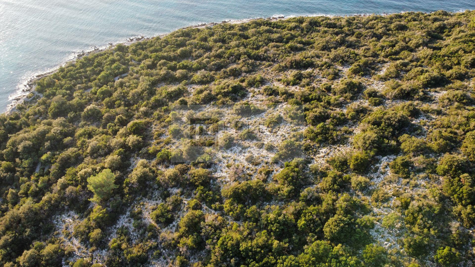 Building plot first row to the sea