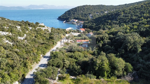 Land near the sea (in the bay of Velika Prapratna/Pelješac)