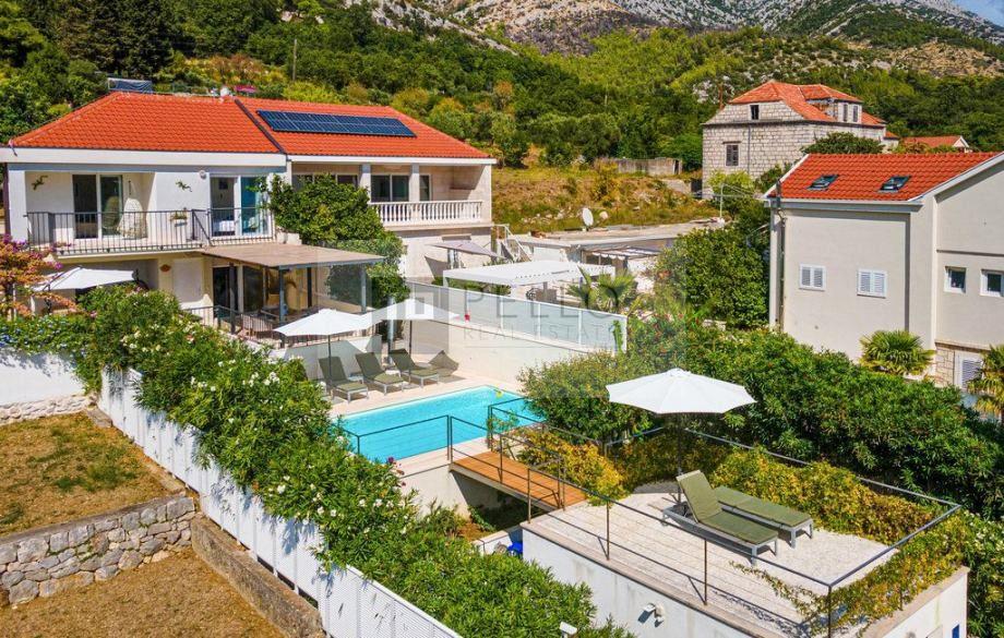 House with pool First Row To The Sea