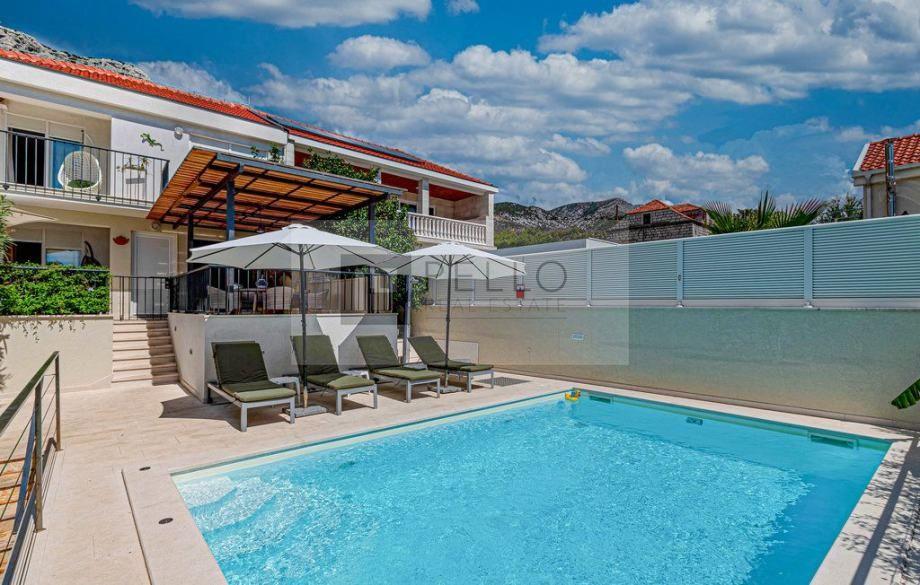House with pool First Row To The Sea