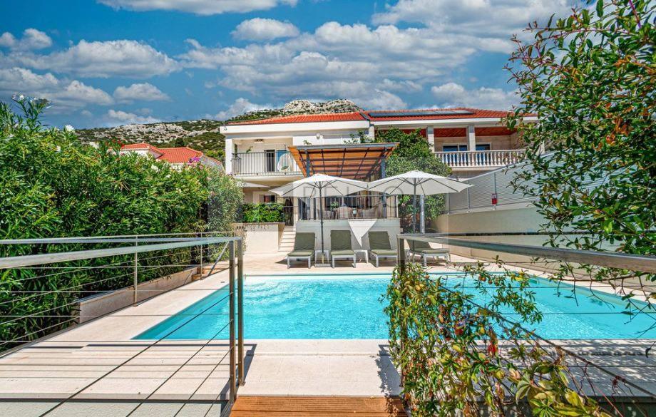 House with pool First Row To The Sea