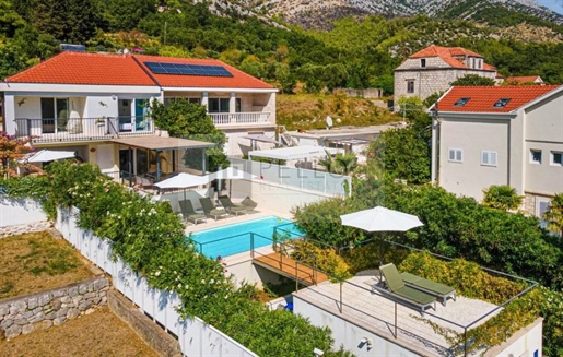 House with pool First Row To The Sea