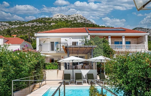 House with pool First Row To The Sea