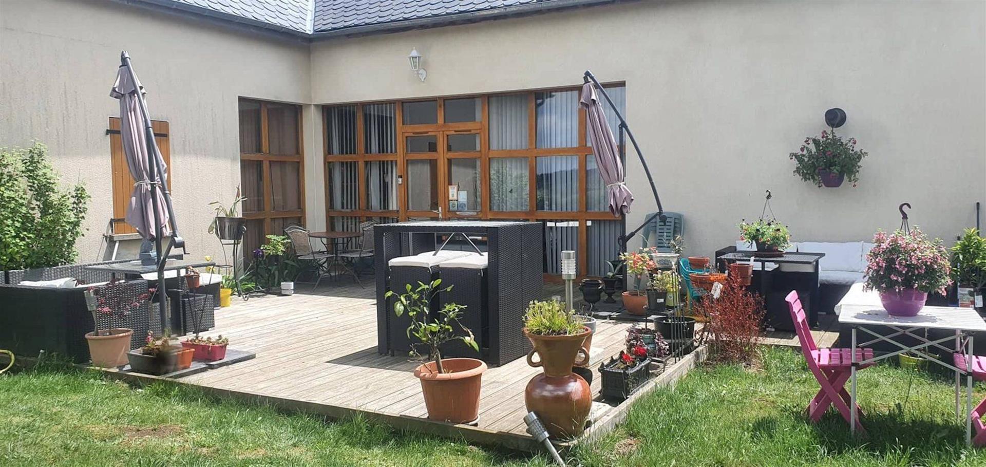 Magnífica casa de huéspedes con 2 apartamentos en la zona residencial de Besse en Chandesse/Sancy