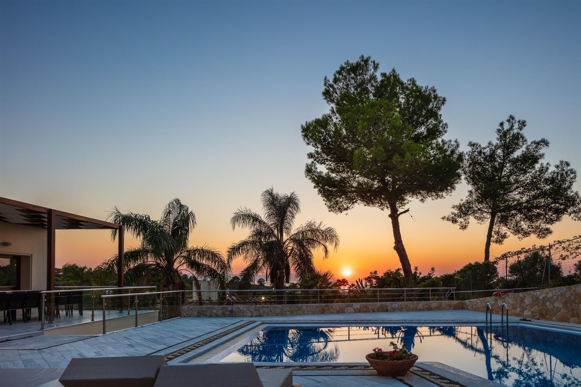 Eine luxuriöse Doppelvilla mit Pool und Meerblick auf der Halbinsel Akrotiri, Chania, Kreta
