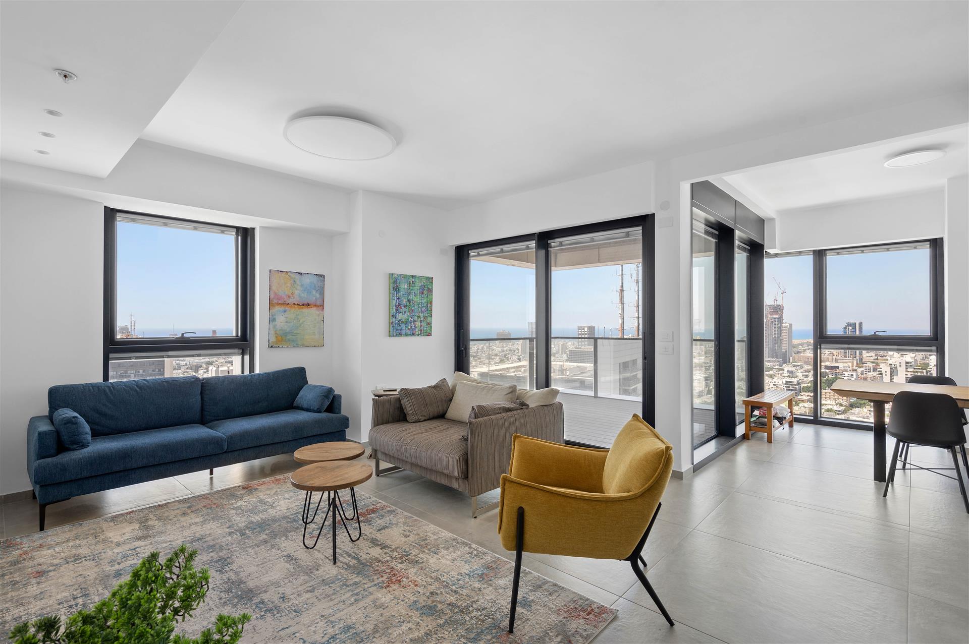 4-Bedroom Apartment Da Vinci Towers Downtown Tel Aviv