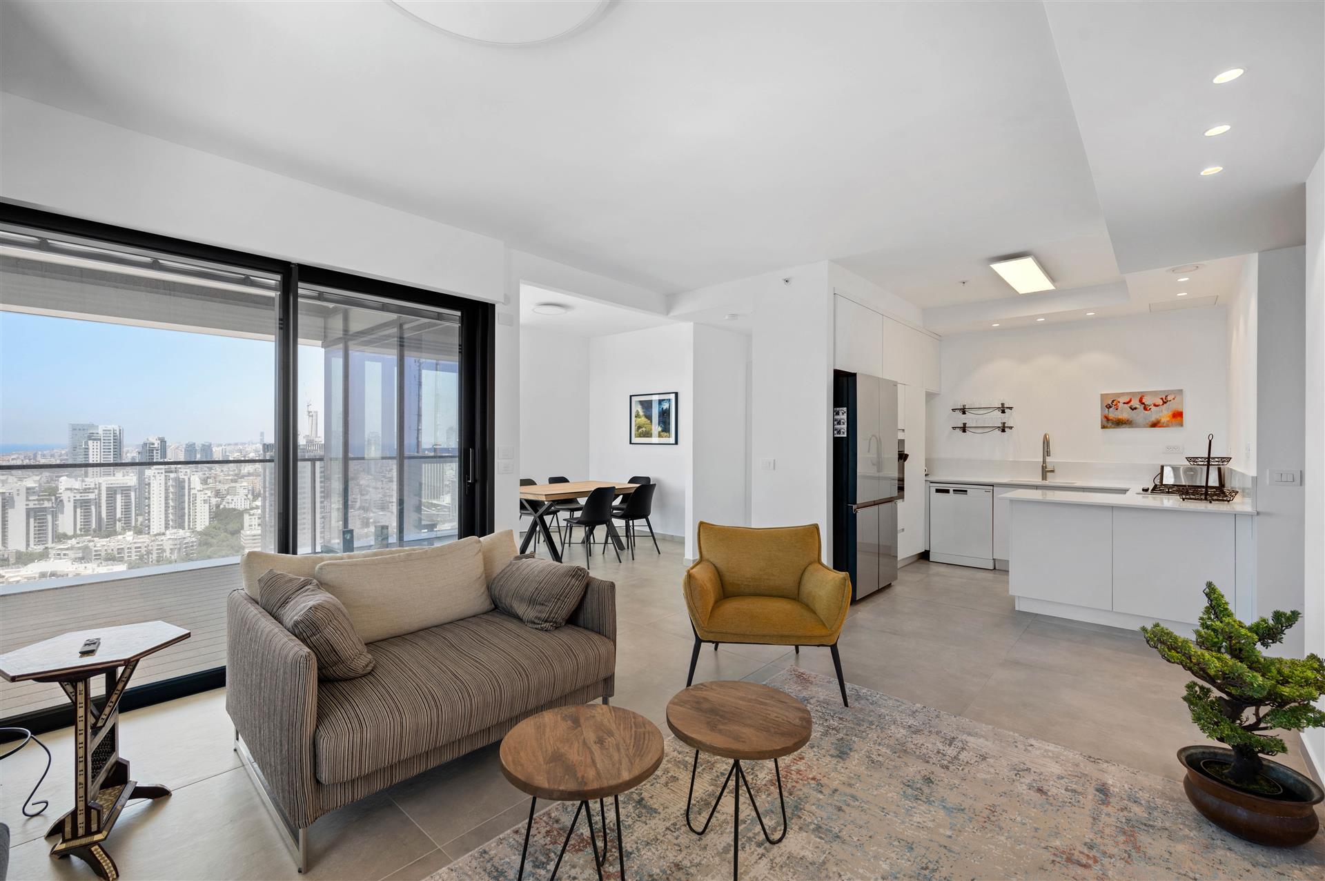 4-Bedroom Apartment Da Vinci Towers Downtown Tel Aviv