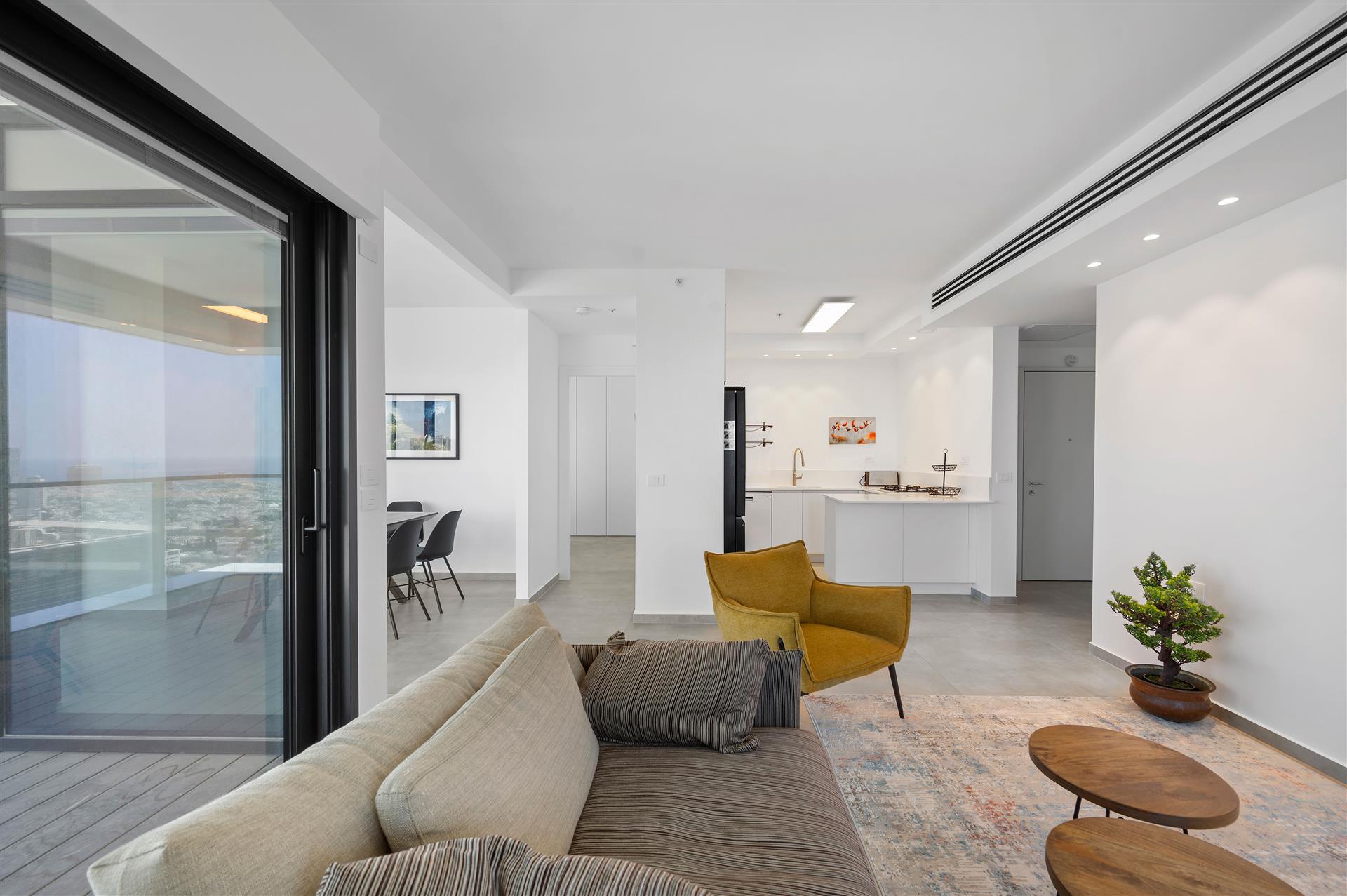4-Bedroom Apartment Da Vinci Towers Downtown Tel Aviv