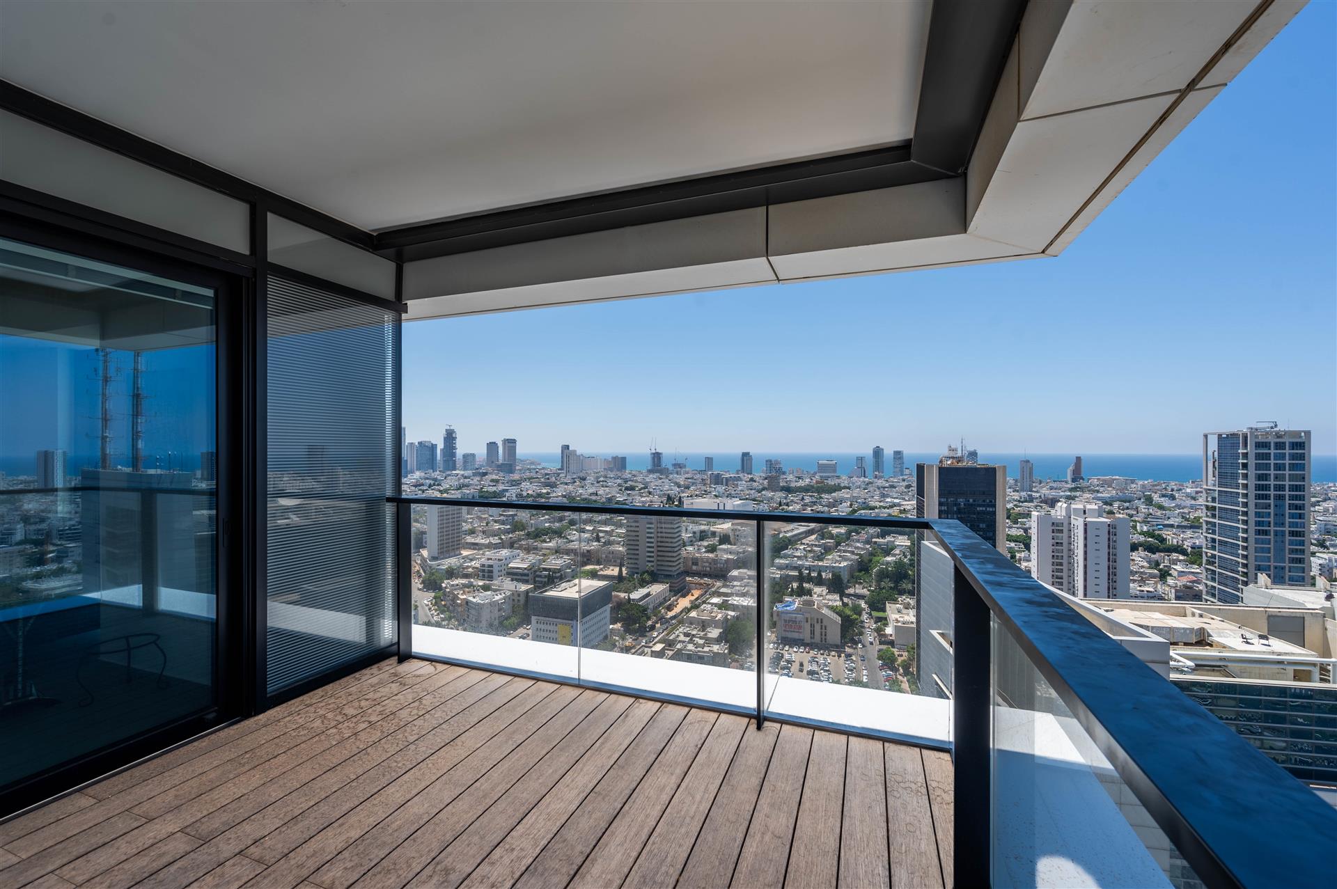 4-Bedroom Apartment Da Vinci Towers Downtown Tel Aviv