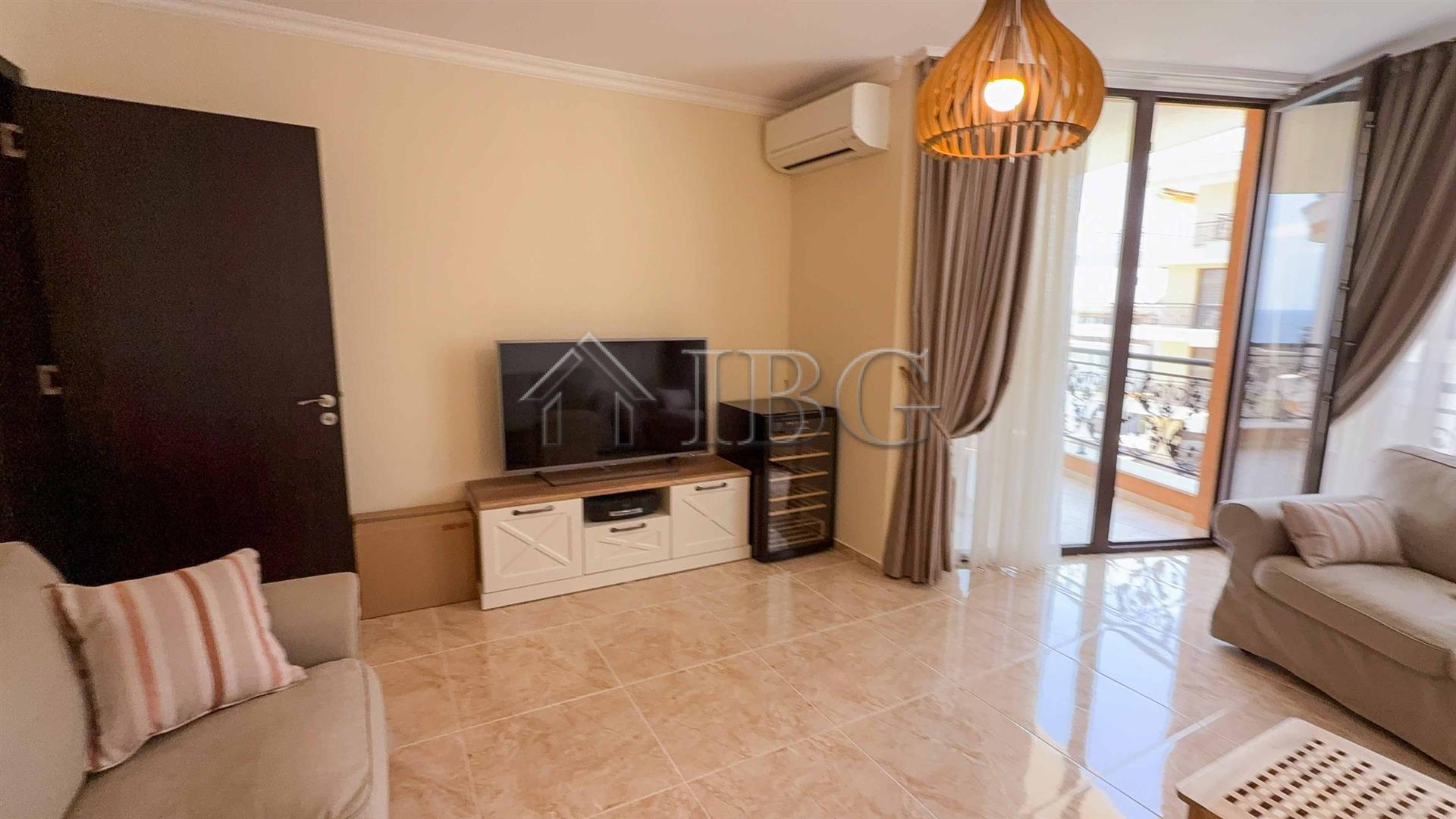 2-Room Apartment with Sea/Pool View and own Parking lot Admiral, Sveti Vlas