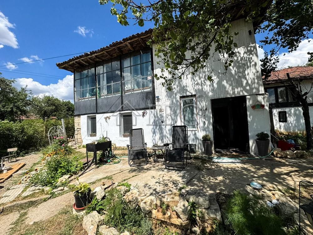 ?? Charming 3-Bedroom House with Art Studio, Garden, and Scenic Views