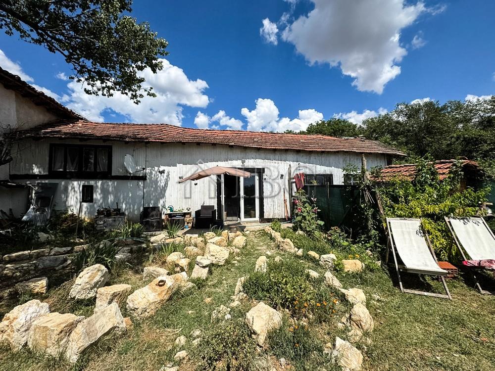 ?? Charming 3-Bedroom House with Art Studio, Garden, and Scenic Views