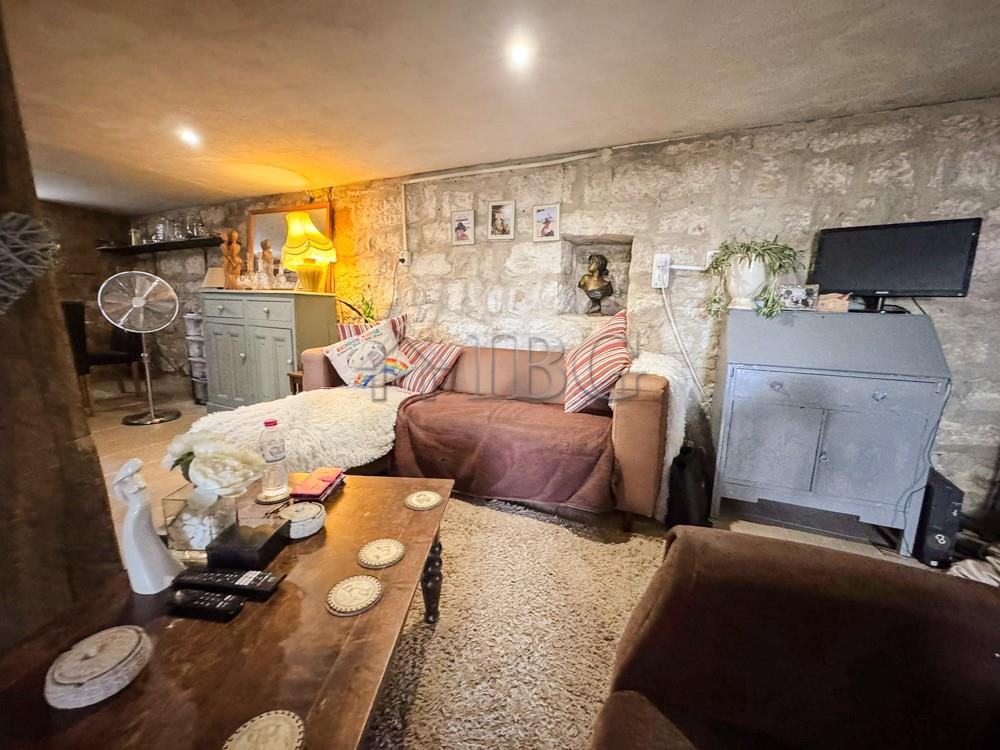 ?? Charming 3-Bedroom House with Art Studio, Garden, and Scenic Views