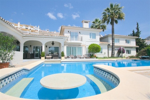 Vrijstaande villa met 4 slaapkamers te koop in Benalmadena, Costa del Sol