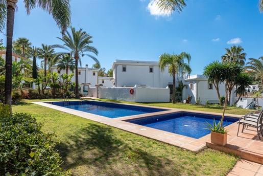 5 Bed Detached Villa for sale in Estepona, Costa del Sol