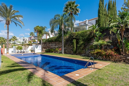 Vrijstaande villa met 5 slaapkamers te koop in Estepona, Costa del Sol