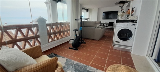 Apartamento de 2 dormitorios en planta media en venta en Calahonda, Costa del Sol