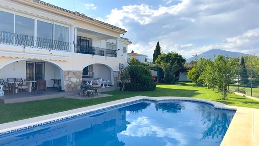 Vrijstaande villa met 5 slaapkamers te koop in Guadalmina Alta, Costa del Sol