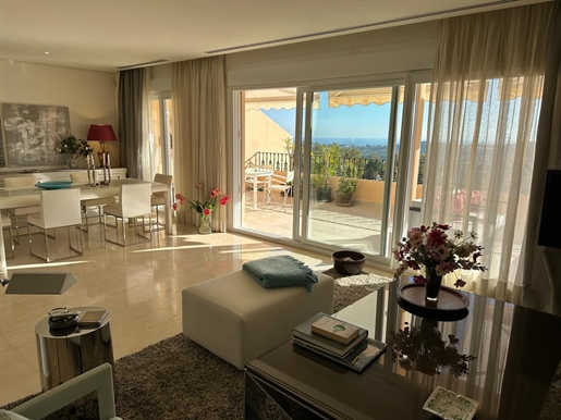 2 Bett-Liegenschaften. Penthouse-Maisonette-Wohnung zum Verkauf in Nueva Andalucia, Costa del Sol