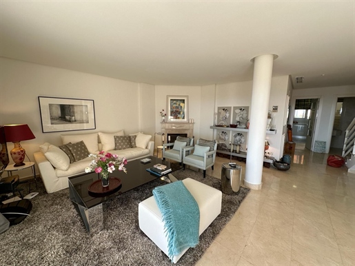 2 Bett-Liegenschaften. Penthouse-Maisonette-Wohnung zum Verkauf in Nueva Andalucia, Costa del Sol