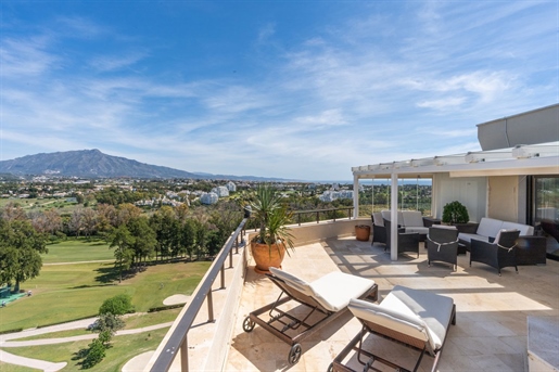 3 Bed Penthouse Apartment for sale in Atalaya, Costa del Sol