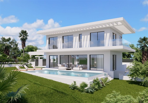 Vrijstaande villa met 4 slaapkamers te koop in Elviria, Costa del Sol