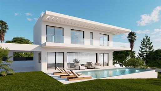 Vrijstaande villa met 4 slaapkamers te koop in Elviria, Costa del Sol