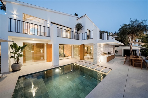 Vrijstaande villa met 4 slaapkamers te koop in Nueva Andalucia, Costa del Sol
