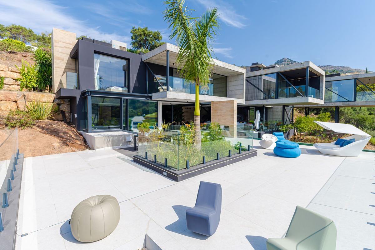 5 Bed Detached Villa for sale in Benahavis, Costa del Sol