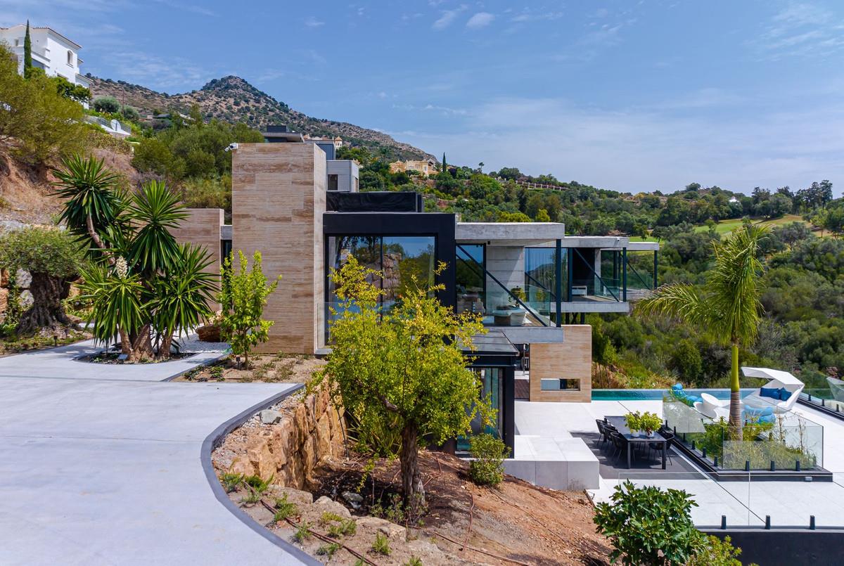 5 Bed Detached Villa for sale in Benahavis, Costa del Sol