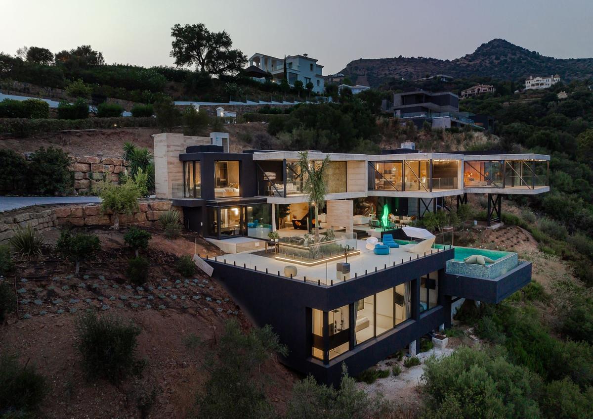 5 Bed Detached Villa for sale in Benahavis, Costa del Sol
