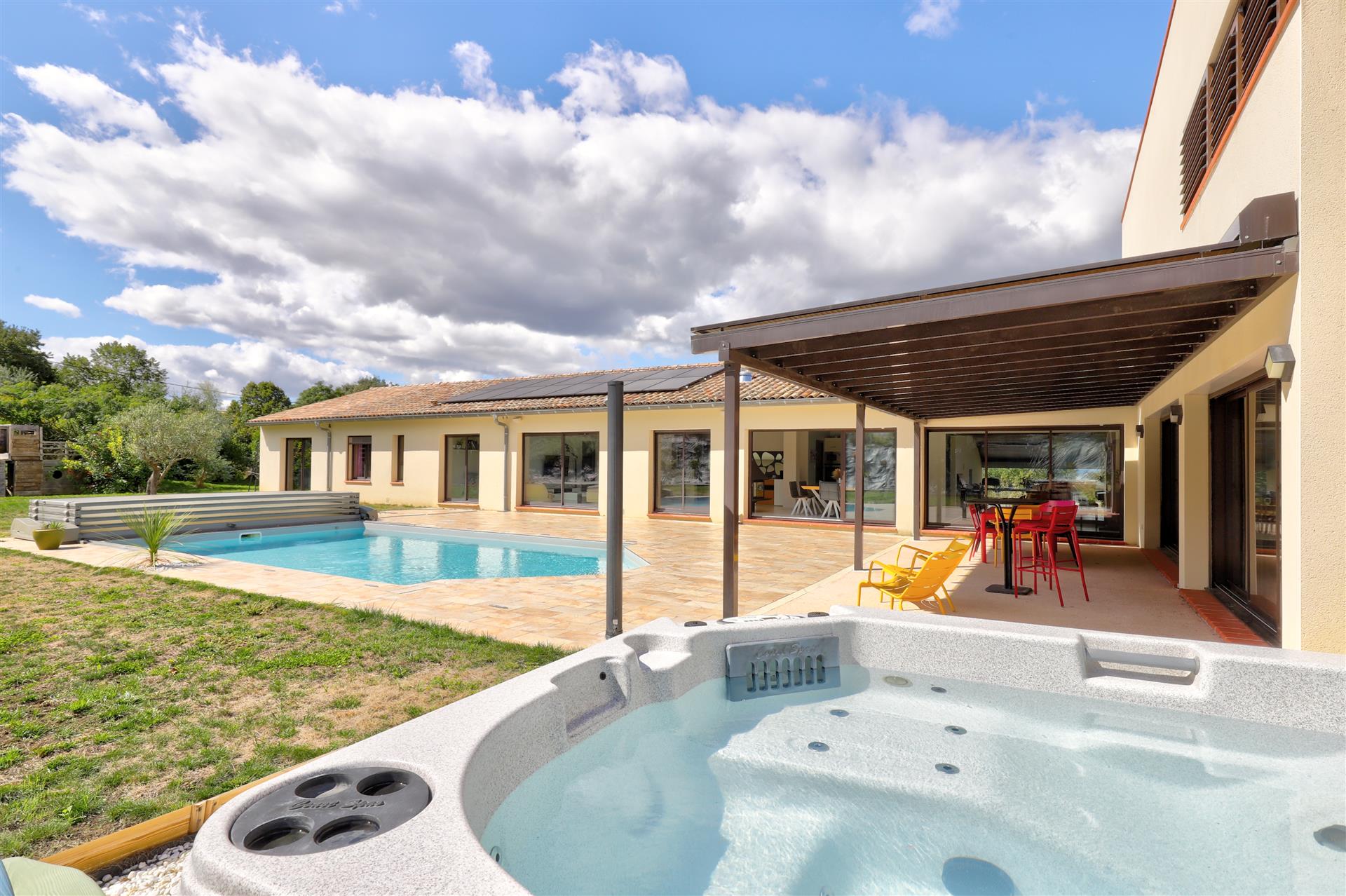 Maravilhosa casa projetada por arquitetos perto de Toulouse para venda