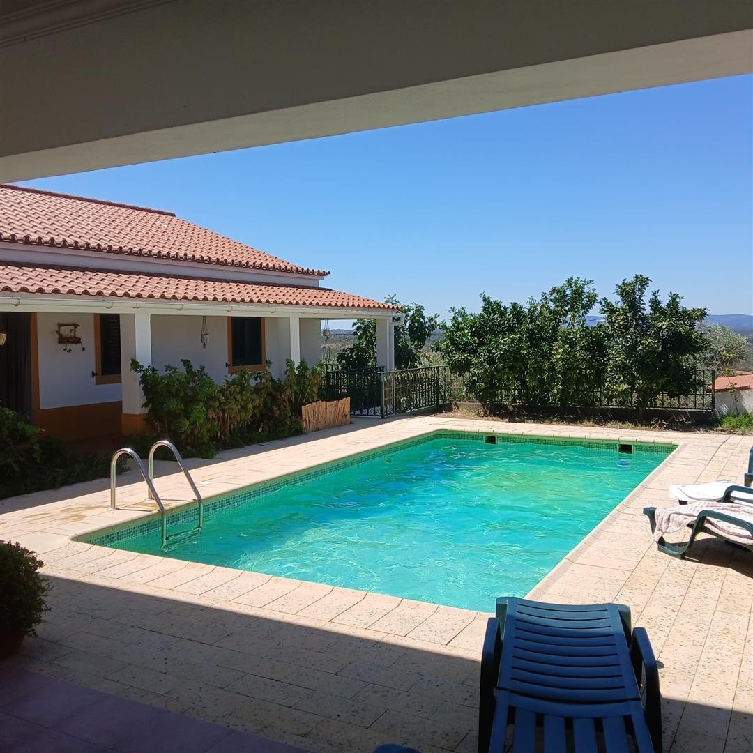 2-Storey house, 8 rooms, 5 bathrooms, swimming pool with a borehole and garage for two cars.