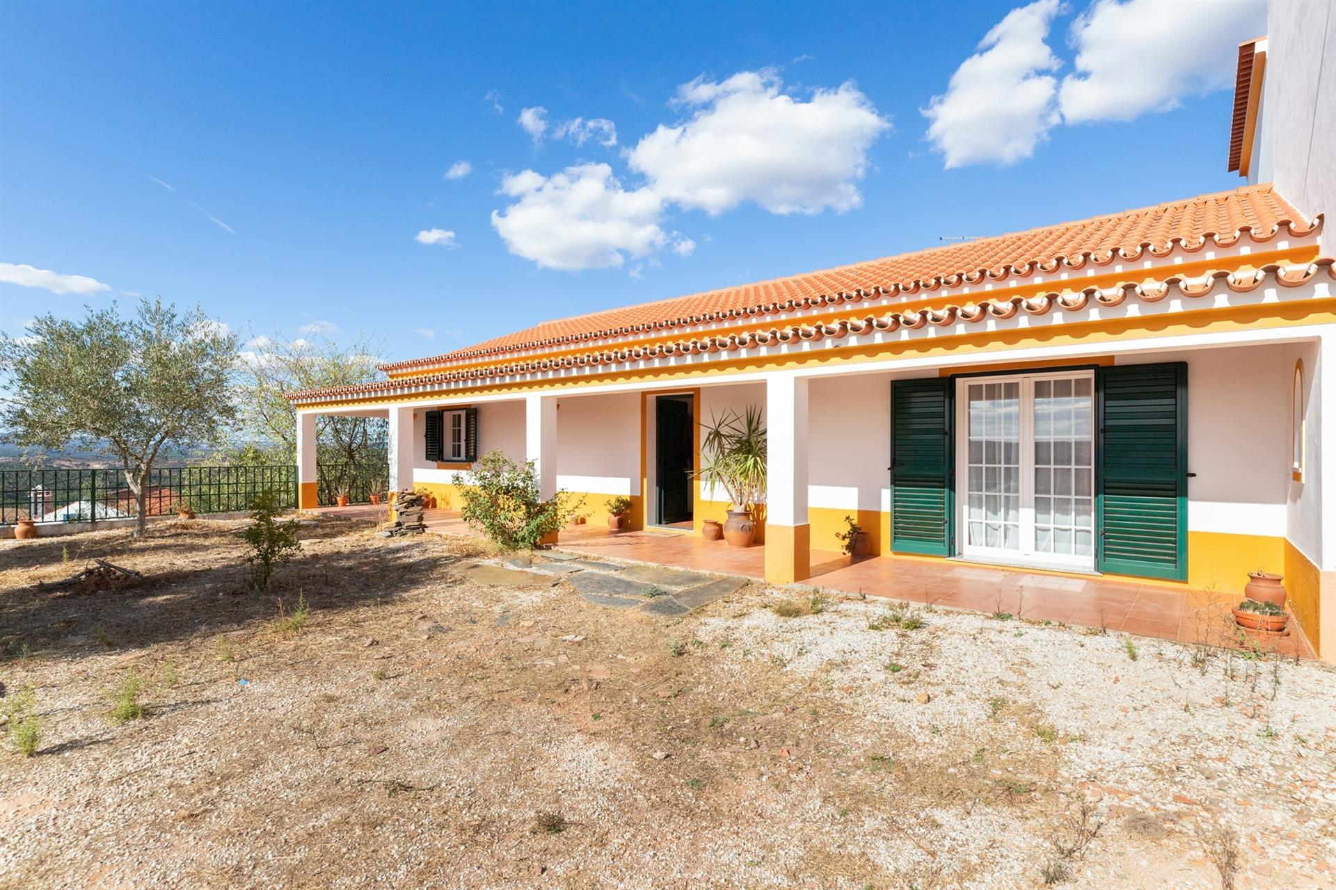 2-Storey house, 8 rooms, 5 bathrooms, swimming pool with a borehole and garage for two cars.