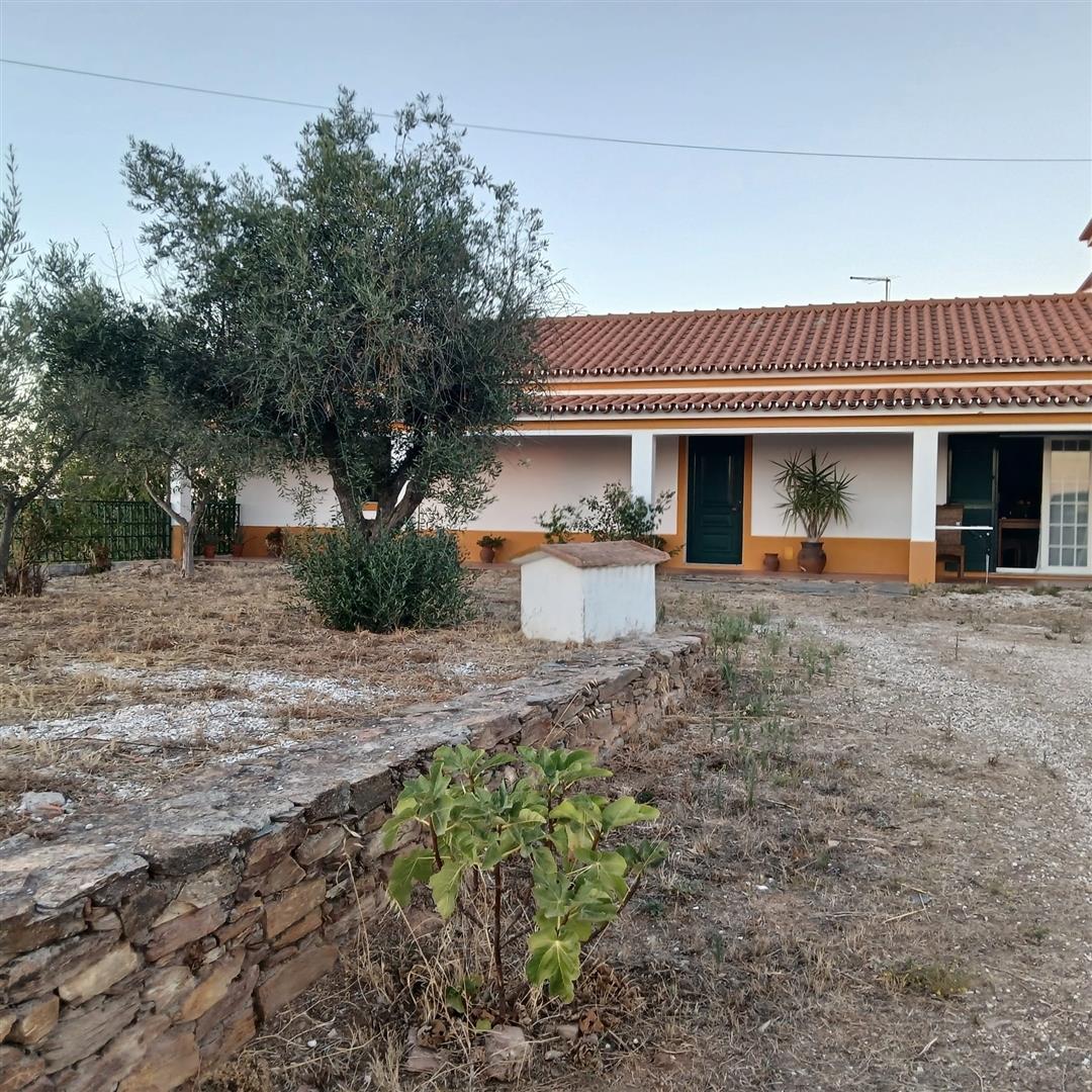 2-Storey house, 8 rooms, 5 bathrooms, swimming pool with a borehole and garage for two cars.