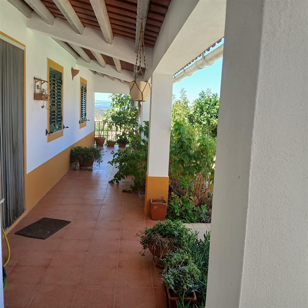 2-Storey house, 8 rooms, 5 bathrooms, swimming pool with a borehole and garage for two cars.