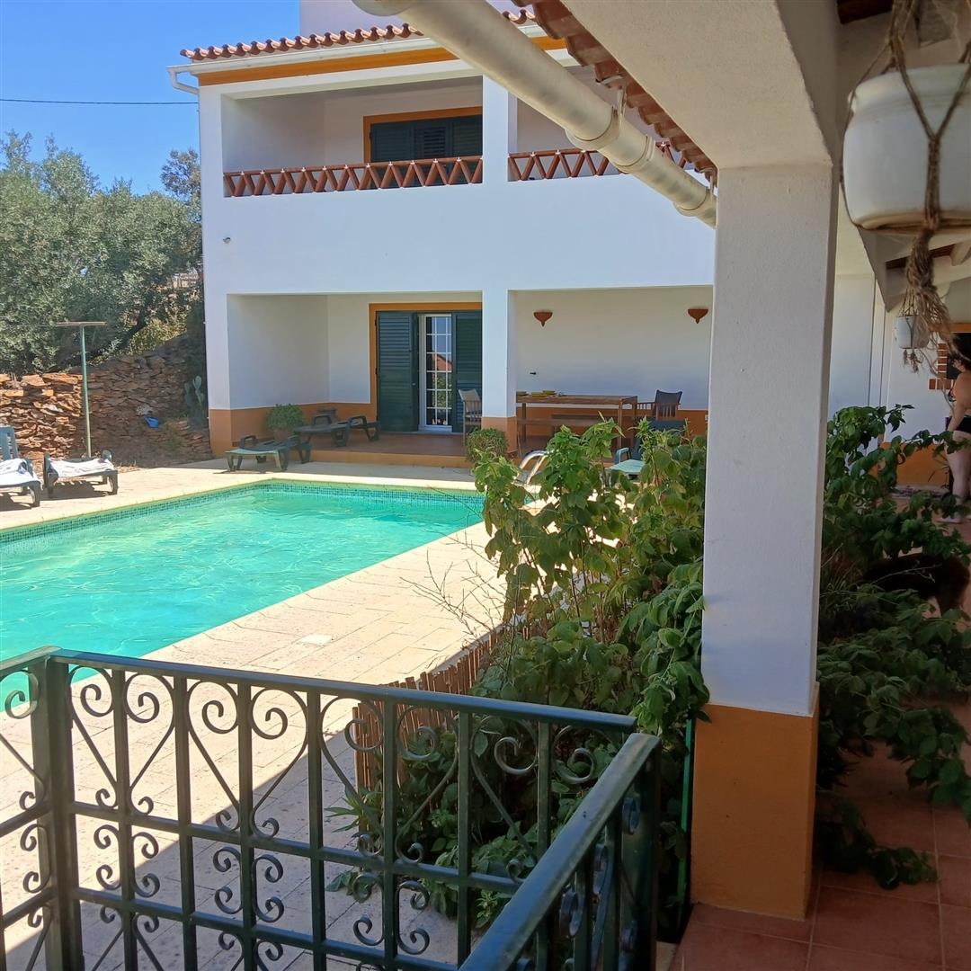 2-Storey house, 8 rooms, 5 bathrooms, swimming pool with a borehole and garage for two cars.