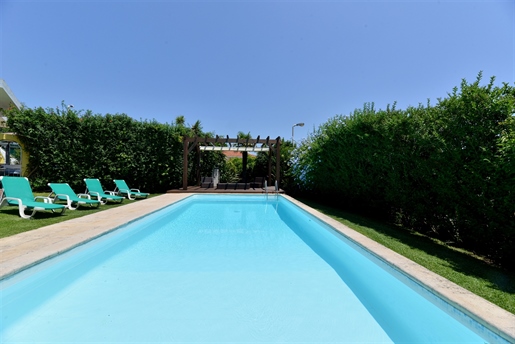 Villa de 5 dormitorios con jardín y piscina en una parcela de 828 m2, situado en Birre, Cascais.