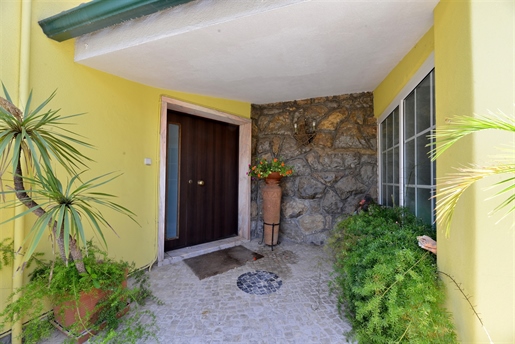 Villa de 5 dormitorios con jardín y piscina en una parcela de 828 m2, situado en Birre, Cascais.