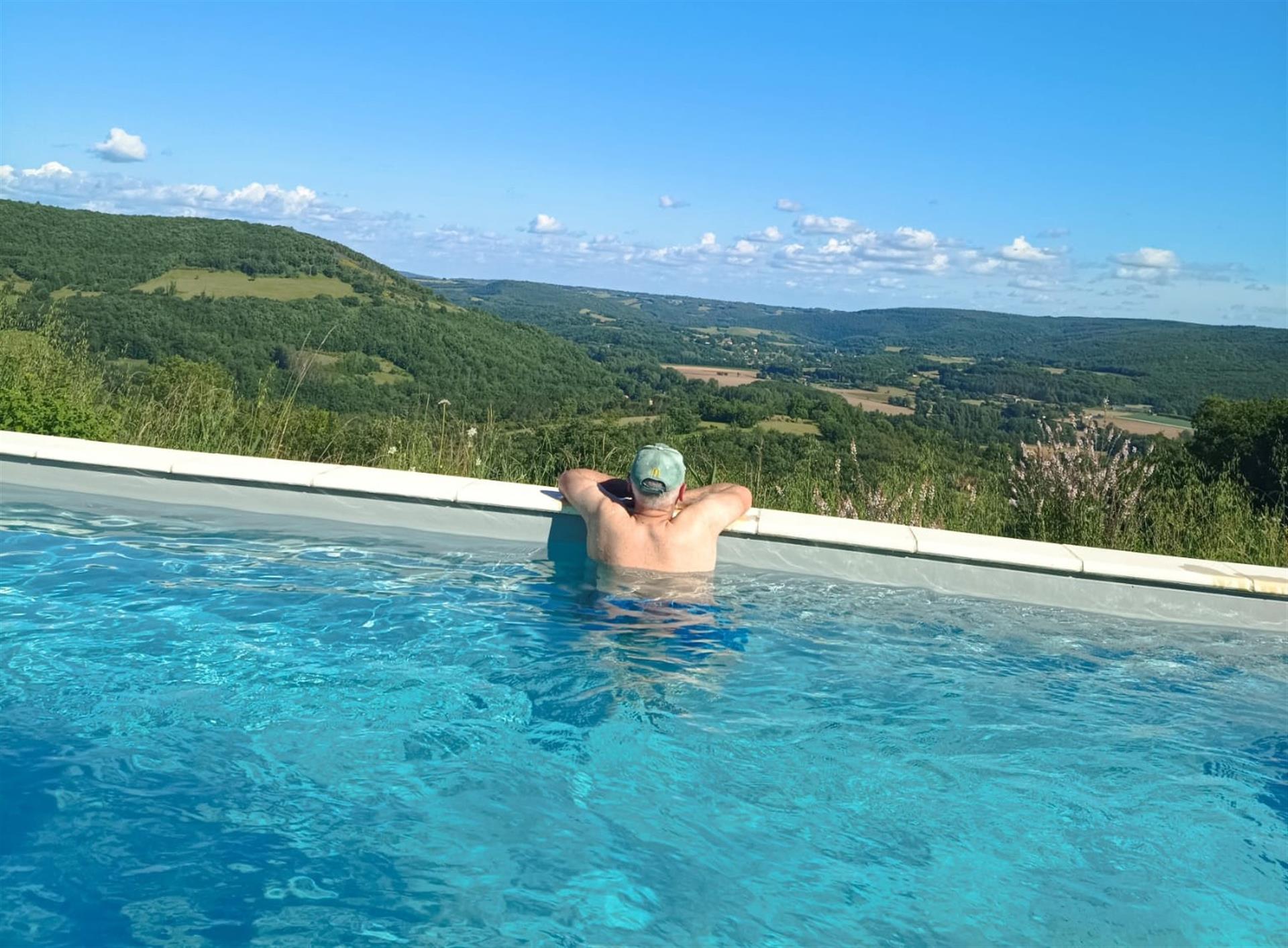 Casa tradicional de pedra com vistas panorâmicas incríveis e piscina 