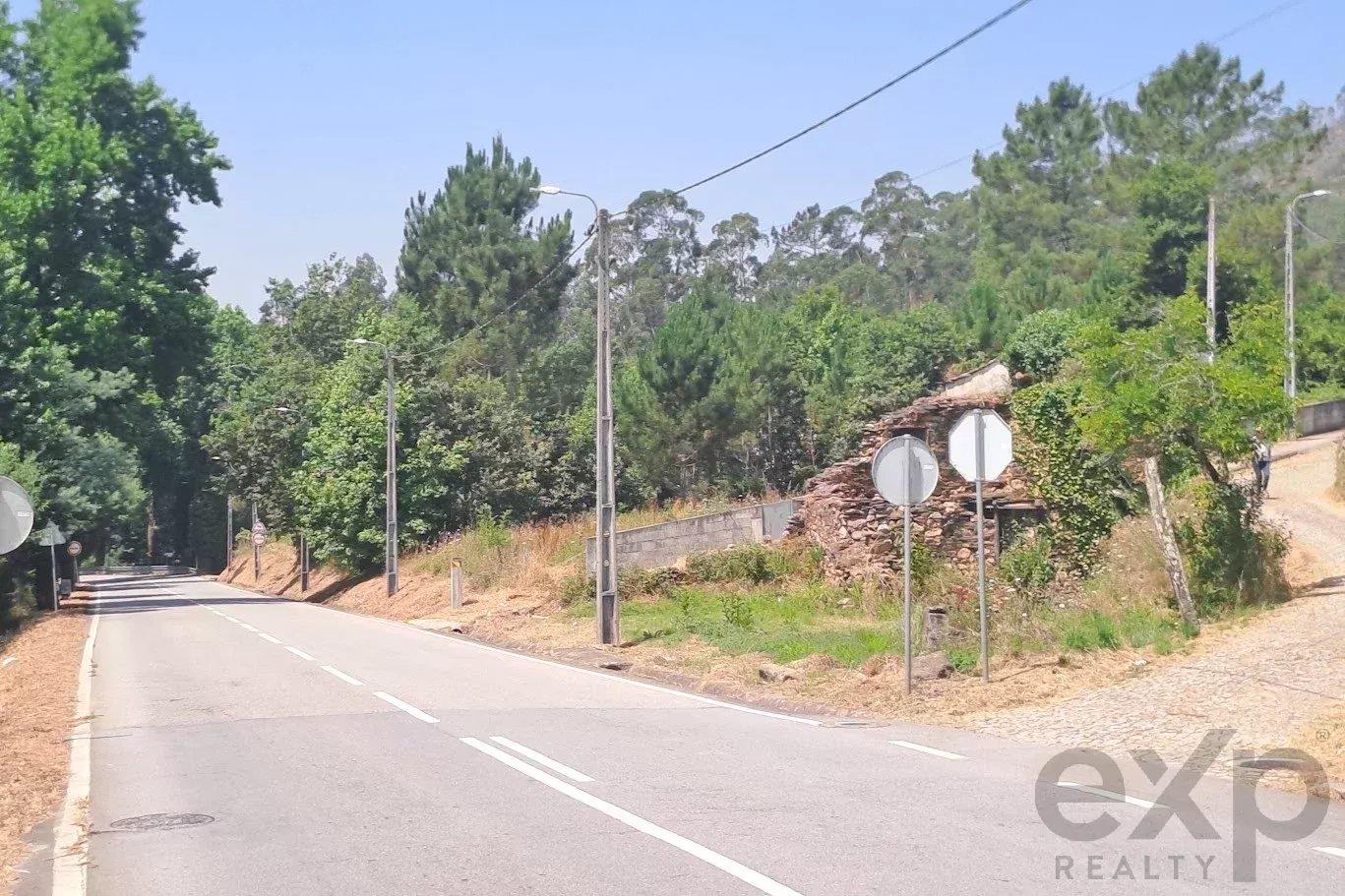 Land with an area of 3,352 m2, located on Avenida José Joaquim Ferreira, Melres