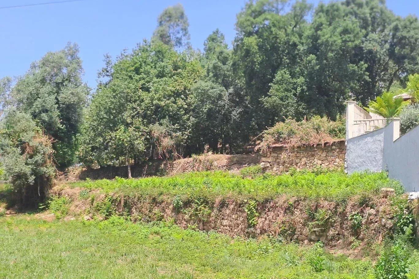 Land with an area of 3,352 m2, located on Avenida José Joaquim Ferreira, Melres