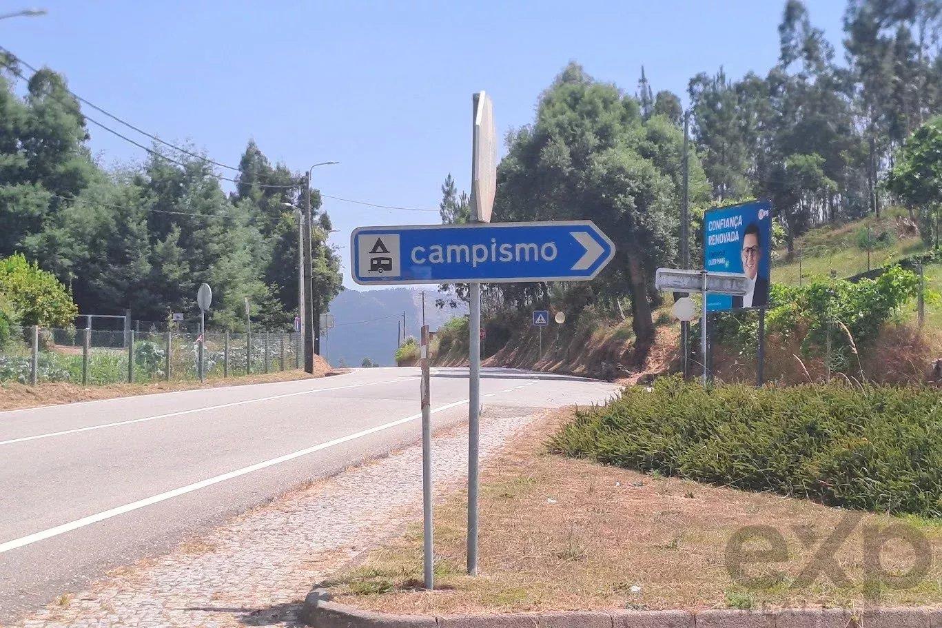 Land with an area of 3,352 m2, located on Avenida José Joaquim Ferreira, Melres