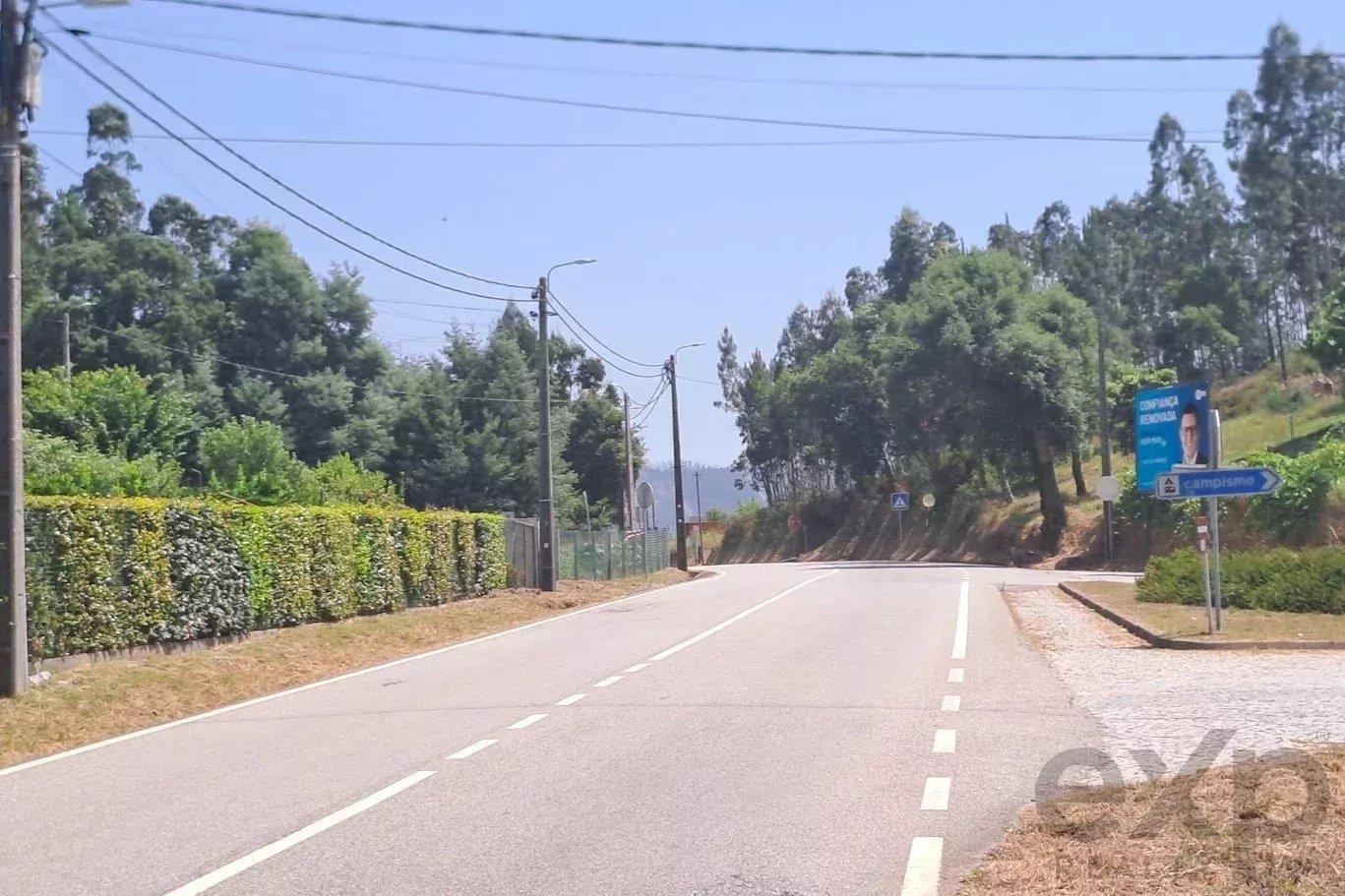 Land with an area of 3,352 m2, located on Avenida José Joaquim Ferreira, Melres